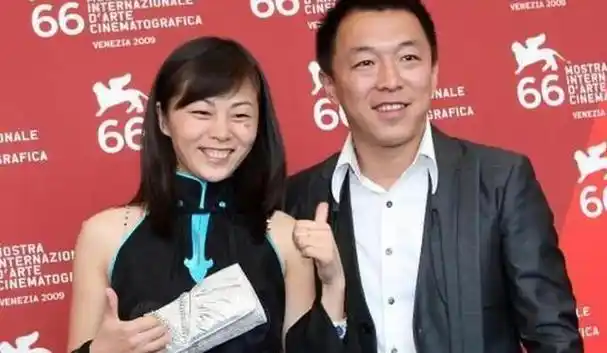 黄渤隐藏20多年的老婆是她和黄渤如同双胞胎简直太有夫妻相了