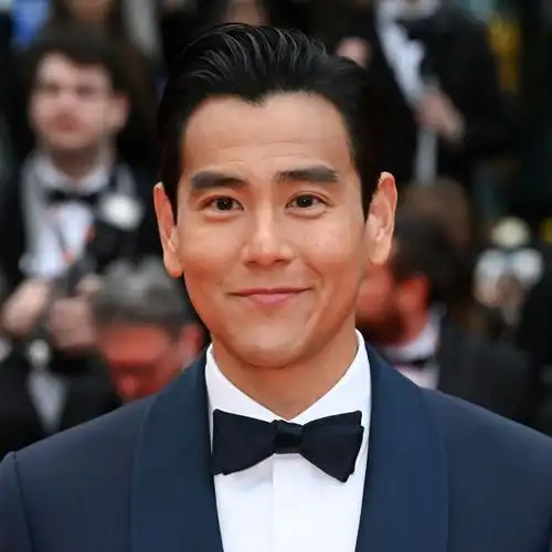 彭于晏携新片《狗阵》亮相戛纳红毯,42岁颜值依旧,帅得无法忽视