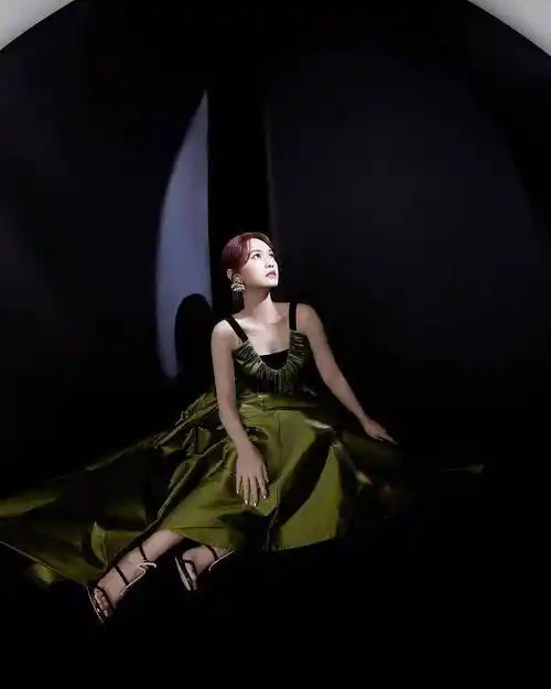 杨丞琳声生不息献唱越难越爱墨绿色吊带裙造型宛如夏花