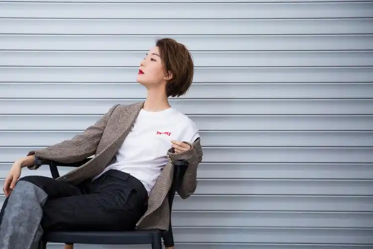 车晓时尚写真曝光 格纹西装配牛仔尽显时髦率性