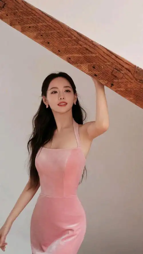 张嘉倪粉色长裙礼服,照片太美了吧!