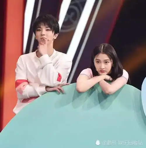 关晓彤穿20cm裙子上节目坐下时大意了谁注意华晨宇表情