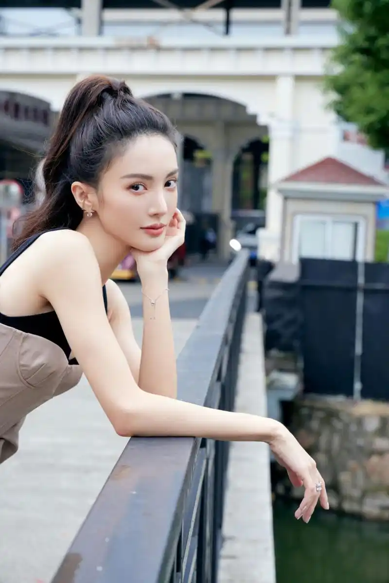 金晨活力穿搭街拍