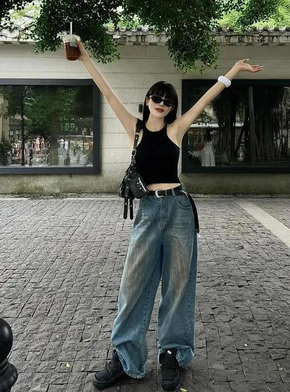 夏天穿牛仔裤,配这3双鞋更时髦!