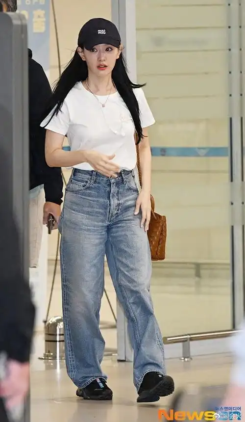 金智媛被挤不忘饭撒