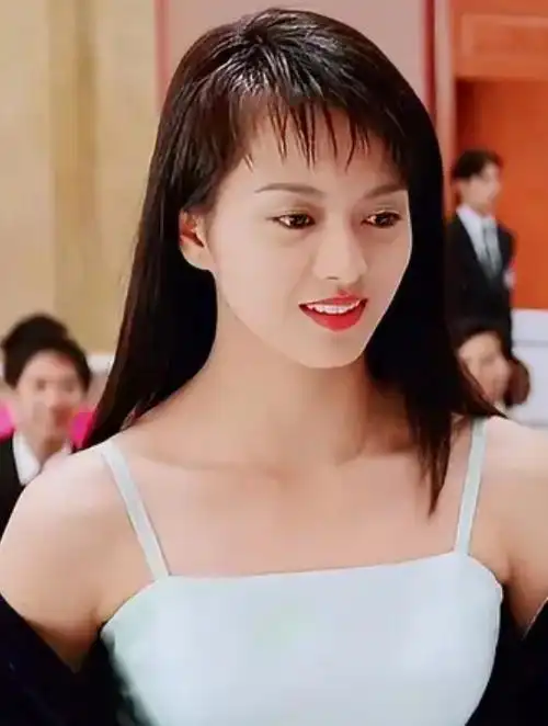 梁咏琪:高挑身材瘦得刚刚好,长发才是她的颜值巅峰,你认为呢?-度小视