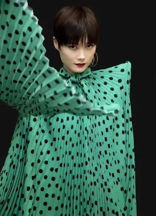 真服了李宇春女人味的绿色波点裙穿出国际范不愧是时尚女王