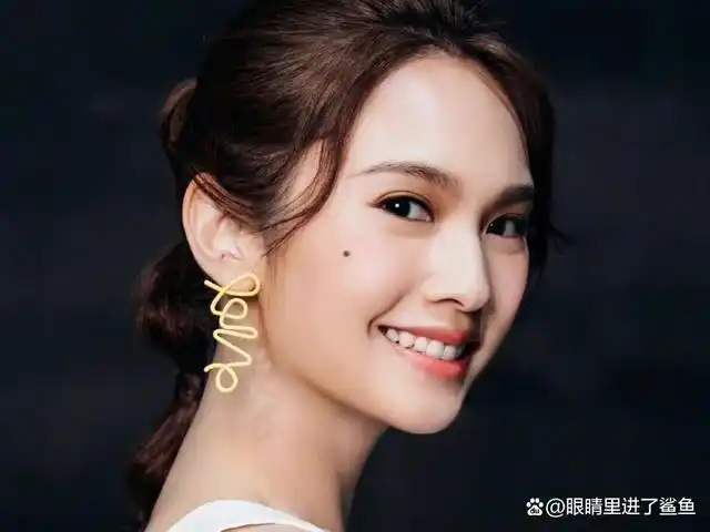 杨丞琳现在的鼻子侧颜线条,看起来呈饱满半弧型,跟她的五官搭配非常