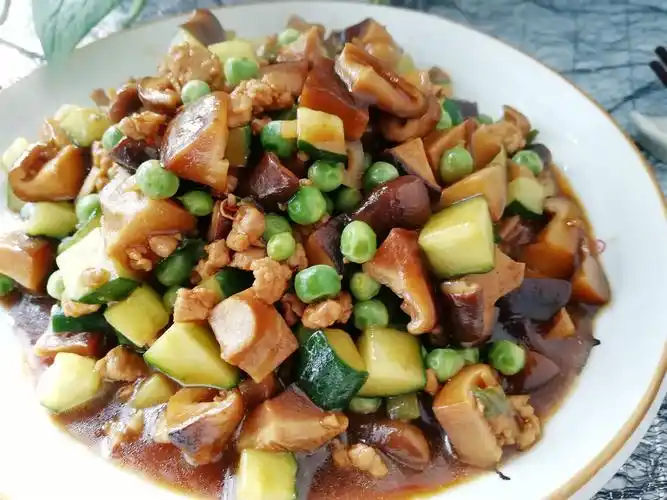 夏季家常下饭小炒香菇这样做营养搭配好香喷喷好吃看得见