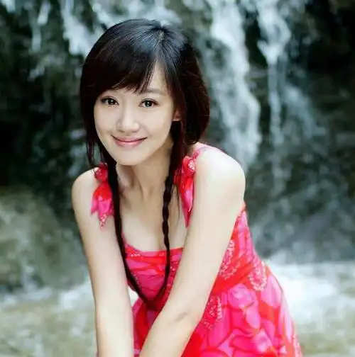 薛佳凝这么诗意的回答了自己目前并没有男朋友,感情状态空白中