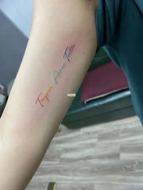 彩虹色字母纹身