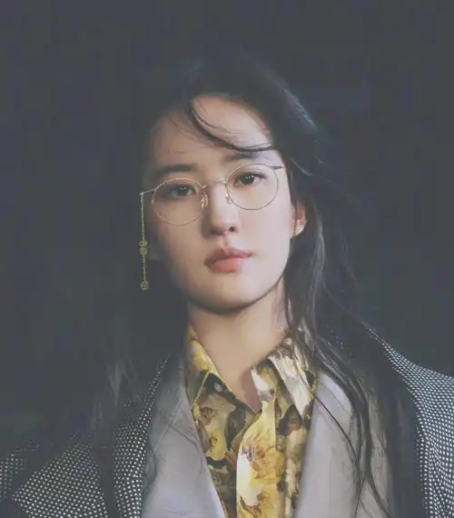 没有戴眼镜,漂亮英俊的人今天给大家展示一下女明星的金边眼镜的形状
