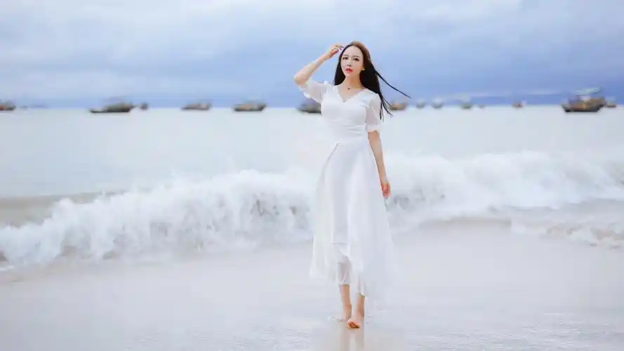 海边海滩白色长裙子清纯气质美女4k壁纸