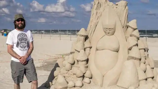 艺术家用沙子做雕像,看到制作完成的作品,路人们纷纷鼓掌!