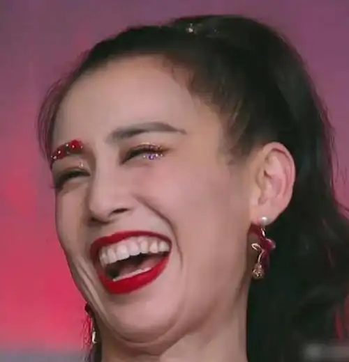 有种"整容"叫明星大笑,黄圣依双下巴,宋茜颧骨高,杨颖差点认不出