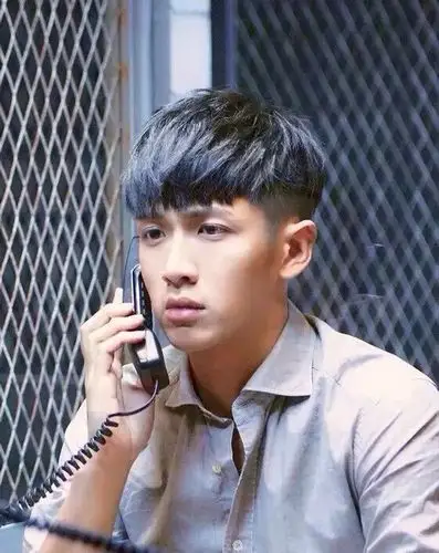 柯震东这发型叫什么,要怎么剪,要烫发吗?