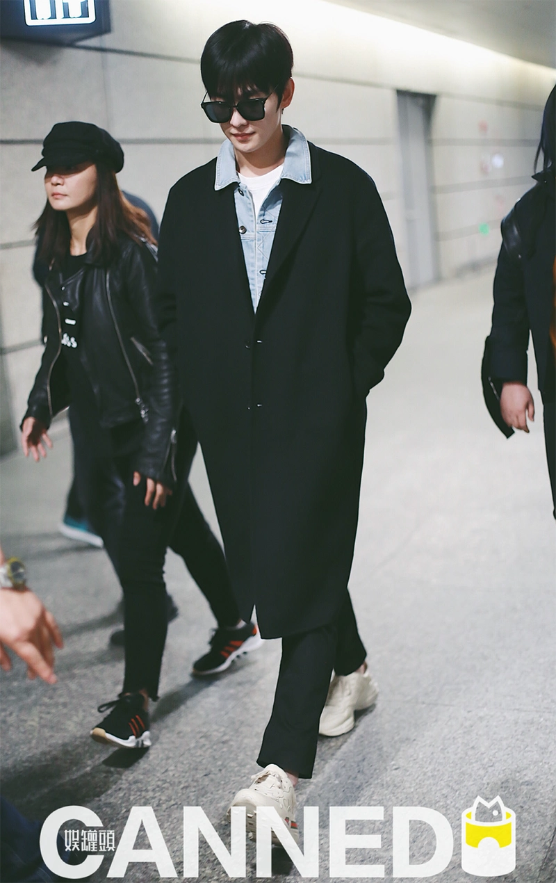 杨洋黑色风衣look气场强 嘴角藏笑 酷中带甜