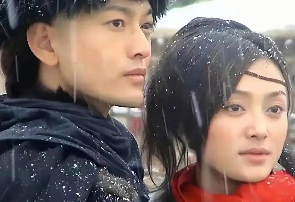 当时黄晓明因为《大汉天子》获得了不少关注,而秦岚也因《还珠格格3》