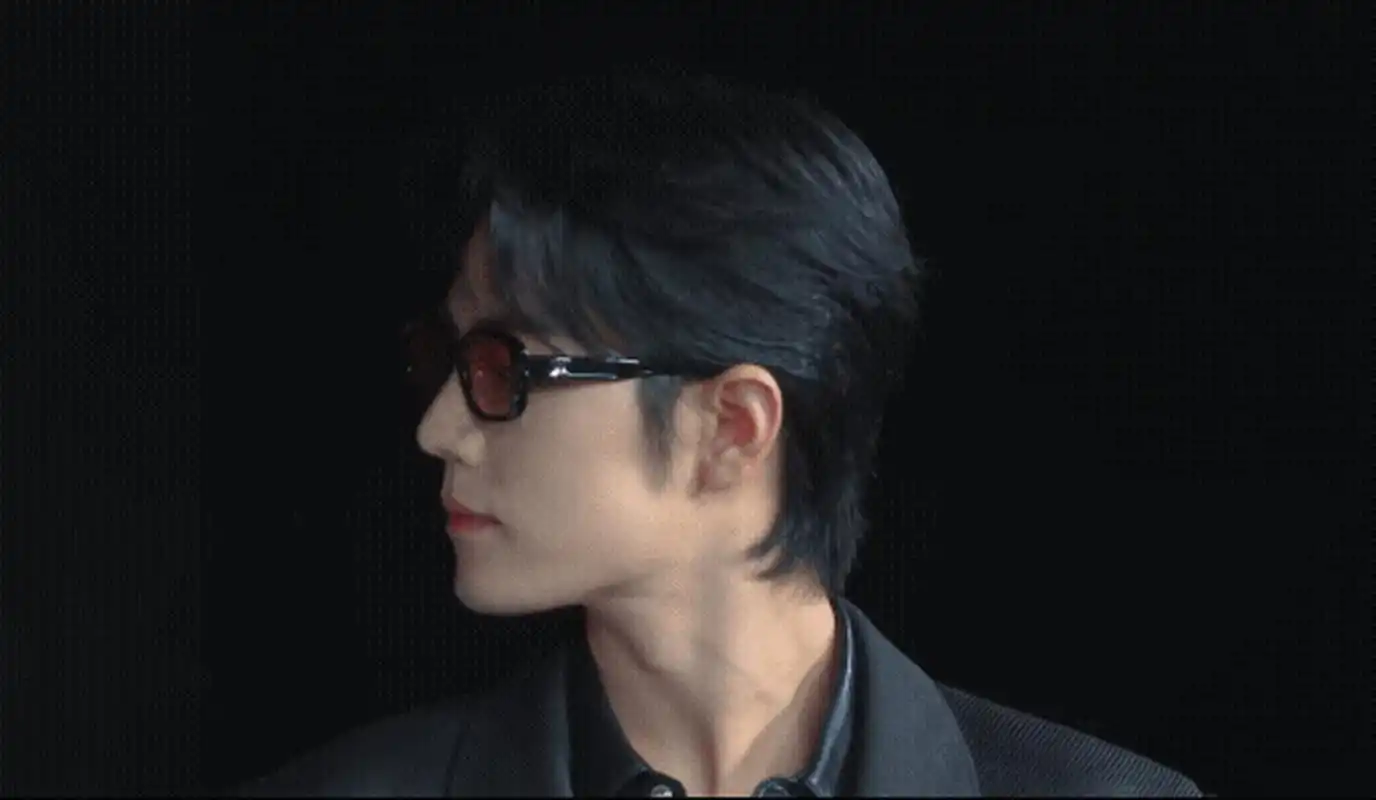 肖战又控场了,主持人戴墨镜的时候,他就主动接过了主持棒,化身捧场王