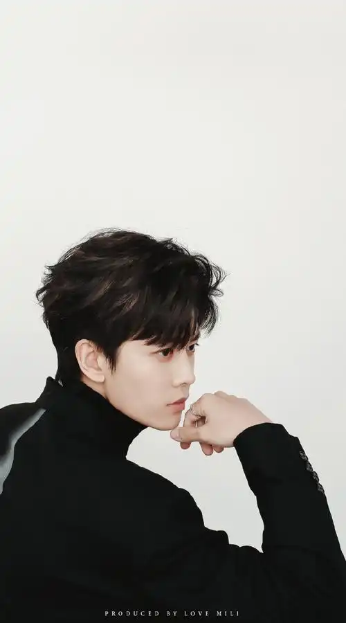 任嘉伦直播波纹西装造型##任嘉伦直播状态