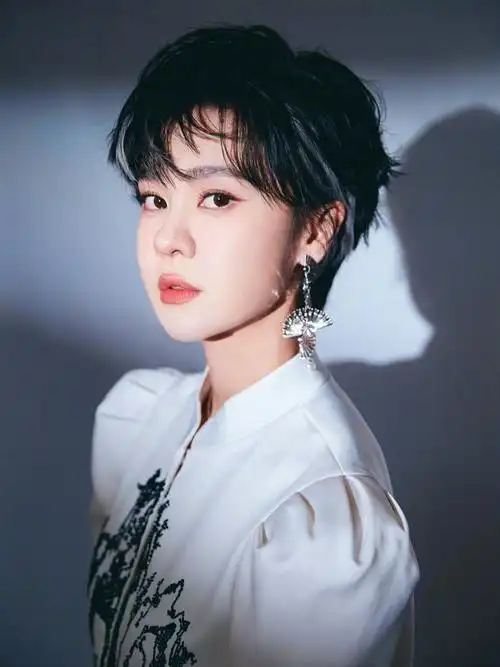 郁可唯再次pick故宫灵感扇舞珍珠耳环