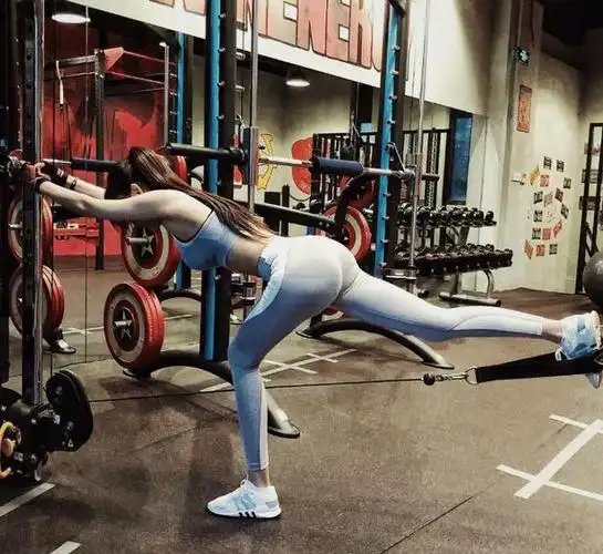 美女你这健身房空无一人的谁帮你拍的照