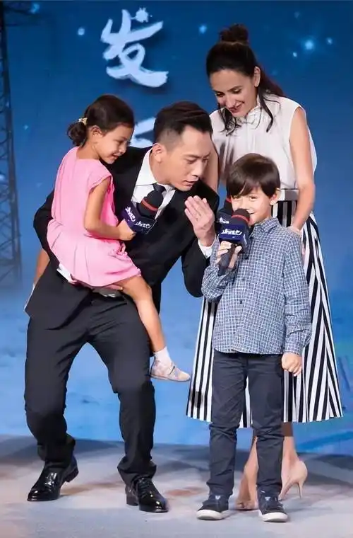 原创刘烨一家四口合体一家人穿得充满民族风味女儿气场强儿子秀气