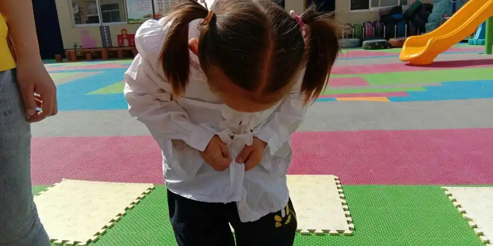 扣纽扣可是难倒孩子们了,扣错的小朋友很多(⊙o⊙)哦