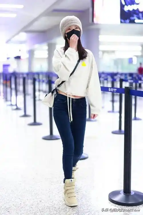 街拍:李沁紧身裤 毛线帽青春朝气_上海_机场_出发