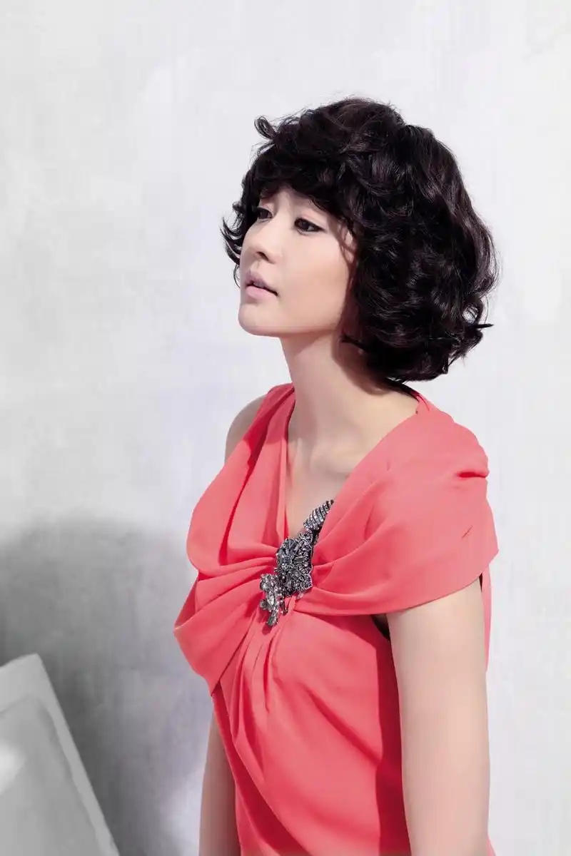 成宥利短发可人