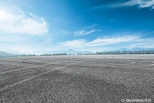 空旷的柏油道路风光