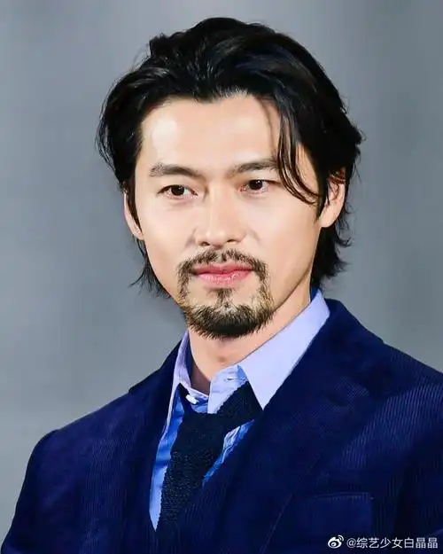 当爸后首次亮相走起了成熟男人的路线,留起小胡子的他气质完全拉满啊!