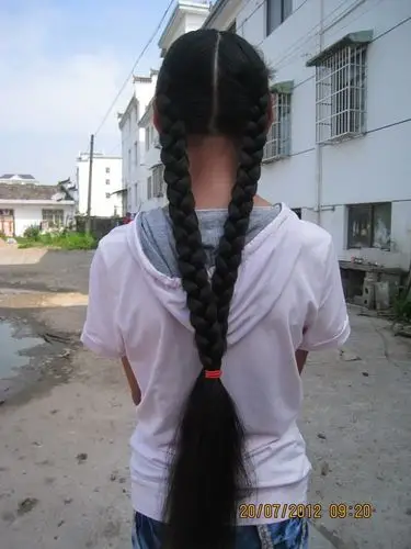 初中女生的粗长辫 - [中国长发网]