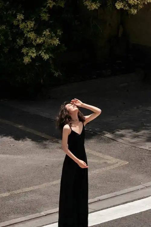 张子枫超话@张子枫热情的风扫过,空气里热浪灼人,踏上路的时候,一切都