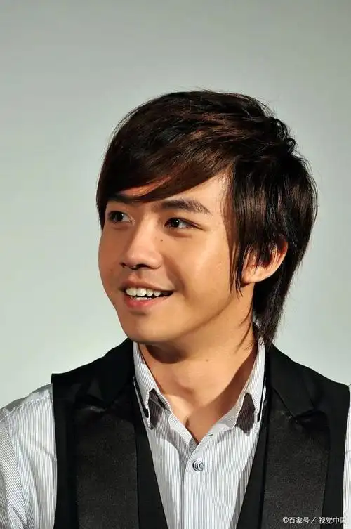 俞灏明是一位1986年出生的内地男演员,毕业于北京电影学院表演系2005