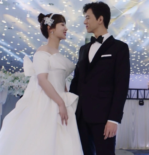 童颜夫妇世纪婚礼花絮,谁注意李现看杨紫的眼神,糖分都溢出屏幕了!