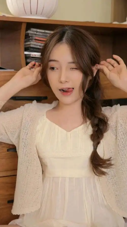 麻花辫调皮捣蛋美女搞怪卖萌写真