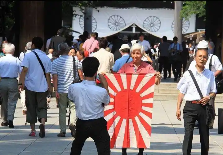 同样是日本球迷 看台扫垃圾被媒体热捧 打出旭日旗