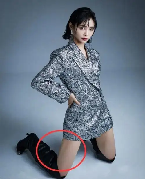 许佳琪把丝袜当长筒靴穿的,当双膝下跪那刻,这腿型是真实的?
