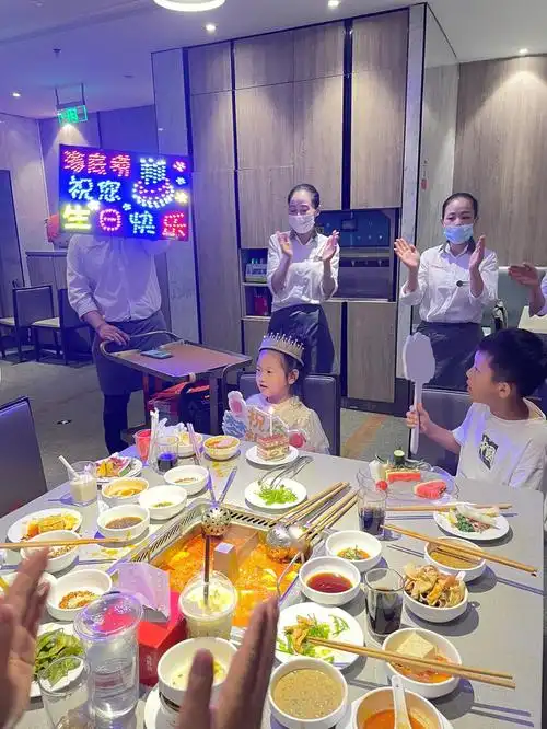 只会横叉)在家唱了好几遍海底捞生日歌了今天派上用场了今天吃饭3小时