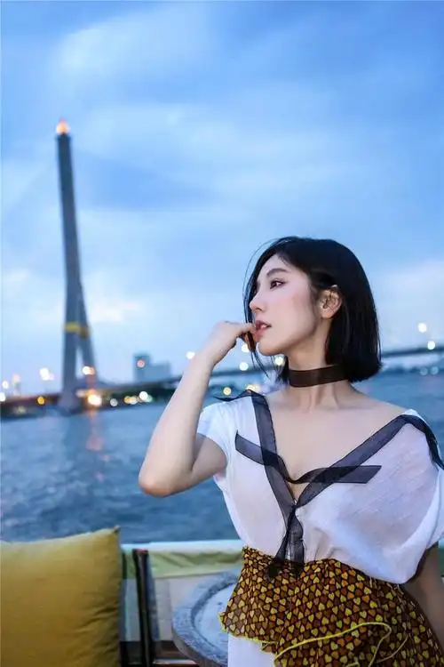 36岁宅男女神赵奕欢现身巴厘岛穿性感深v躺外籍男子怀中引争议