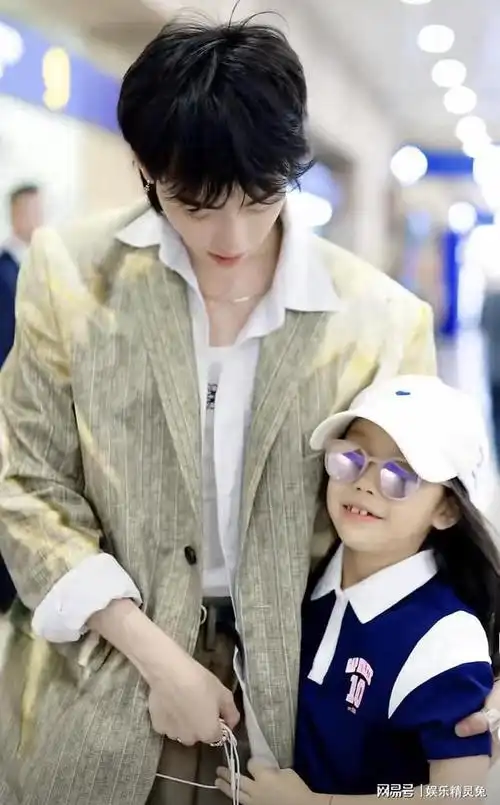儿子毕业回国,女儿小米粒开心接机,兄妹俩互动很有爱|秦昊|庾澄庆