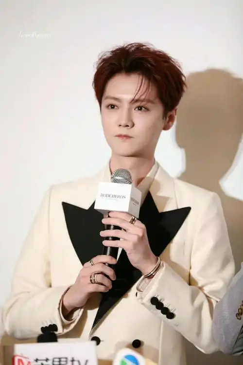 鹿晗红发生图火了!穿白色西装参加活动,脸发腮下轮廓线都没了