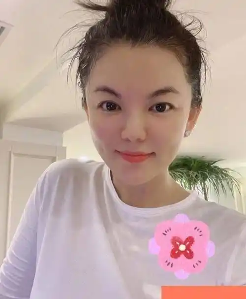 李湘近照:瘦出尖下巴酒窝好迷人,晒奢华珠宝价值不菲_减肥_网友_身材