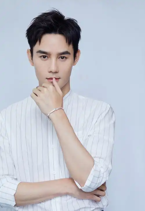 简介:王凯清爽帅气杭州活动照图片,分享一组王凯图片给大家,图中的