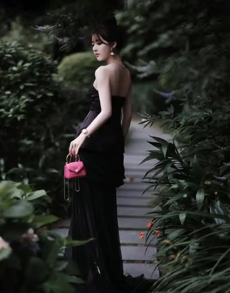 赵露思搭配的是这一条全黑色的连衣裙,抹胸的设计可以勾勒出弧形