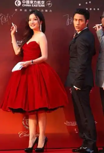 赵薇穿"恨天高"亮相,对身高不太自信,和其他女明星勉强齐平