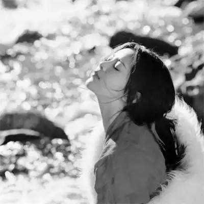 女生黑白简单意境头像真人图片