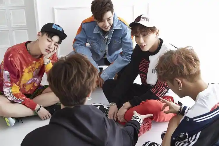 uniq出道三周年爆合照感恩粉丝一路同行