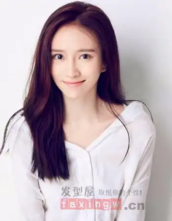 好看的中分长发发型,巴掌脸轻松秀出来!
